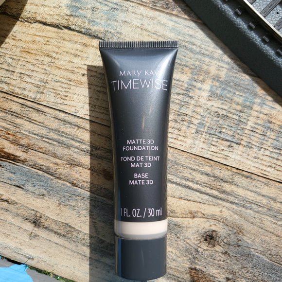 Ivory C 100 Matte 3D Foundation - Combo to Oily Skin - Timewise Mary Kay - Picture 2 of 5
